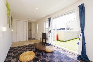 sala de estar con ventana grande y mesa en KIYAZA RESORT Kamakura, en Kamakura