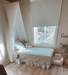 Un dormitorio con una cama con dosel y una ventana. en Penthouse in the city center, en Kvam 8 fotos más