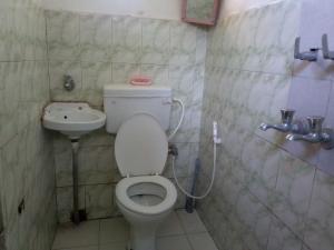 Ένα μπάνιο στο Hotel O Rose Inn