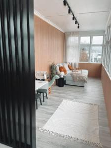 una sala de estar con un sofá y una mesa en Penthouse in the city center, en Kvam