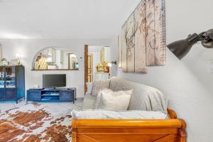 TV a/nebo společenská místnost v ubytování Gîte Le Montagn'art