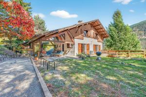 Nespecifikovaný výhled na hory nebo výhled na hory při pohledu z prázdninového domu