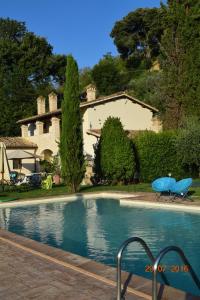 a swimming pool in front of a house at Casa Vacanze Vecciano in Montefalco