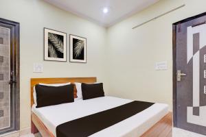 a bedroom with a bed in a room at Hotel O Vishal plaza in New Delhi