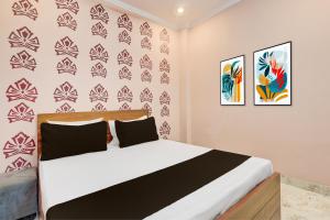 a bedroom with a bed in a room at Hotel O Vishal plaza in New Delhi +21 photos