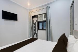 a bedroom with a bed and a window at Hotel O Vishal plaza in New Delhi