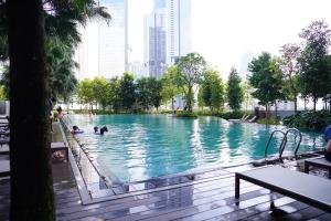 クアラルンプールにあるAgile Residence Bukit Bintang by Skyline Homesの人が入る街のスイミングプール
