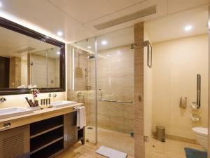 un bagno con doccia, lavandino e WC di Novotel Goa Resort & Spa Candolim a Candolim