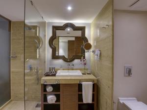 un bagno con lavandino e specchio di Novotel Goa Resort & Spa Candolim a Candolim