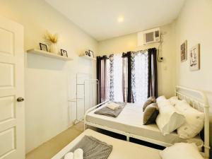 Una pequeña habitación con una cama y una ventana. en 4BR House in Pardo Cebu Perfect for Groups, en Cebú