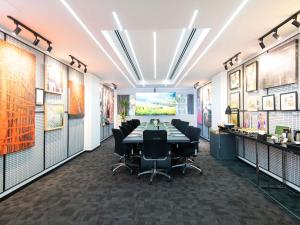 a conference room with a long table and chairs at Grand Mercure Sao Paulo Vila Olimpia in Sao Paulo