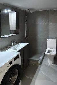 Ένα μπάνιο στο Vasiliki Coastal Apartment