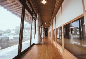 ein Flur eines Gebäudes mit Fenstern und einem Brautkleid in der Unterkunft 鈴籠城 鈴の間 in Nagahama