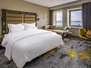 Ένα ή περισσότερα κρεβάτια σε δωμάτιο στο The Artisan Hotel Istanbul - MGallery Collection