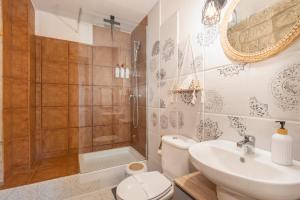 a bathroom with a toilet and a shower and a sink at La Rectoria de Vicfred in Palouet +24 photos