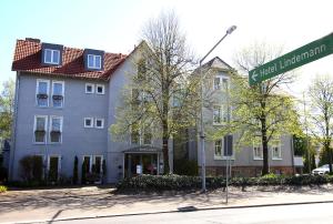 un edificio con un letrero de la calle delante de él en Hotel Lindemann, en Bad Nauheim