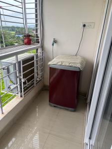 um canto de um quarto com janela e aquecedor em D&B CLUB- The Kaziranga Opposite New Airport Guwahati em Guwahati mais 15 fotografias