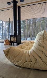 un grande letto in una stanza con camino di Hideout Villa Salmi a Säräisniemi