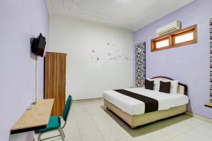 Katil atau katil-katil dalam bilik di Hotel O Solo near RS JIH Solo formerly Azifa Inn