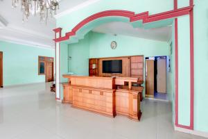 Televisyen dan/atau pusat hiburan di Hotel O Solo near RS JIH Solo formerly Azifa Inn