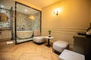 a bathroom with a tub and a toilet and a sink at 정원호텔 in Incheon
