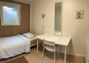 Katil atau katil-katil dalam bilik di Small guesthouse in garden