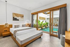 ein Schlafzimmer mit einem Bett und einem Swimmingpool in der Unterkunft Oslen Villa by Kozystay - Canggu in Dalung + 30 Fotos