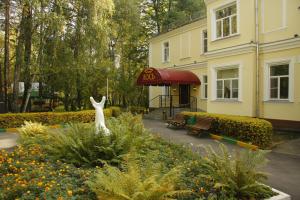 モスクワにあるHotel Losの建物前のうさぎ像のある庭園