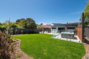 Κήπος έξω από το Kennington Beach Getaway with Spa