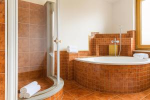 Koupelna v ubytování Four Seasons Getaway + 18 fotografií