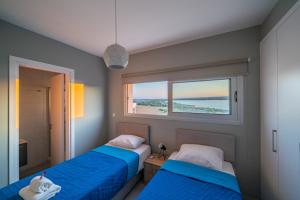 拉纳卡Majestic Sunset Salt Lake Views 300m From Beach的有窗户的房间里有两张床