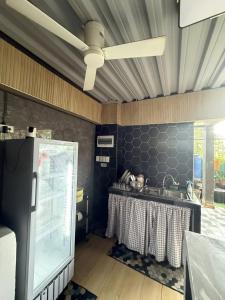 cocina con mesa y ventilador de techo en Casa Andrea Bella, en Calubcub Hacienda