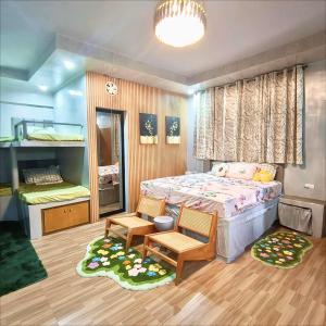 Un dormitorio con una cama y una mesa y sillas. en Casa Andrea Bella, en Calubcub Hacienda