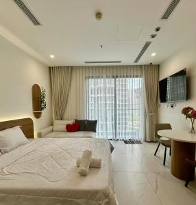 a bedroom with a bed and a table and a window at Shi House - Modern Apartment Vinhomes Grand Park - Căn Hộ Studios in Gò Công +190 photos