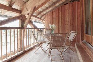 een eetkamer met een tafel en stoelen op een balkon bij Chambres d'hôtes St Jacques Adults only in Saint-Lizier