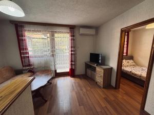 TV a/nebo společenská místnost v ubytování Plava Špilja-ID