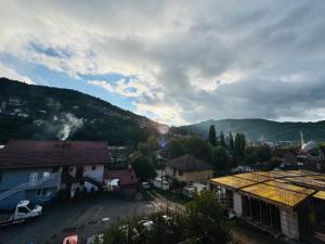 Nespecifikovaný výhled na hory nebo výhled na hory při pohledu z motelu