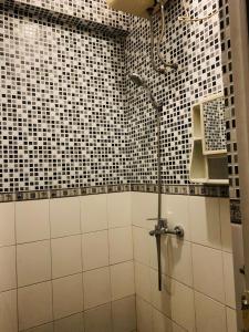 y baño con ducha y sombrilla. en Selo Property, en Pedurenan Dua