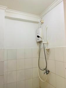 una ducha en un baño de azulejos blancos en Selo Property, en Pedurenan Dua 26 fotos más