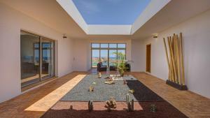 una persona parada en el medio de una sala de estar en Villa Vento by Calima Villas, en Costa de Antigua