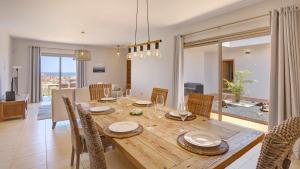 Un comedor con mesa y sillas de madera. en Villa Vento by Calima Villas, en Costa de Antigua