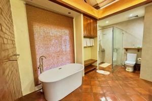 Koupelna v ubytování Mandala Beach Resorts powered by Cocotel + 40 fotografií