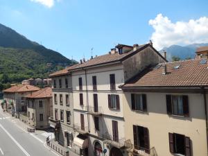 un grupo de edificios al lado de una calle en meschihouse - Da Vinci 35, en Lecco