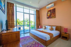 una camera da letto con un letto e una grande finestra di Villa Efes Bali a Seminyak Altre 32 foto