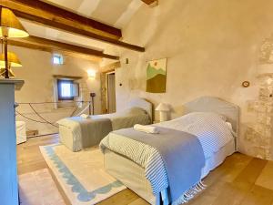 Ένα ή περισσότερα κρεβάτια σε δωμάτιο στο Le Cottage des Compagnons - Superbe gîte atypique