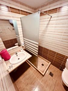 um banheiro com pia e chuveiro em Porto View Touristic Center em Hurghada