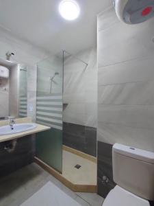 um banheiro com vaso sanitário e pia em Porto View Touristic Center em Hurghada mais 6 fotografias