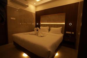 Postel nebo postele na pokoji v ubytování Arthana Residency Hotel