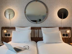 Ένα ή περισσότερα κρεβάτια σε δωμάτιο στο Mercure Paris Opera Grands Boulevards