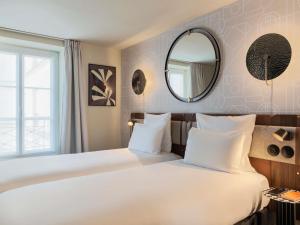 Ένα ή περισσότερα κρεβάτια σε δωμάτιο στο Mercure Paris Opera Grands Boulevards +25 φωτογραφίες